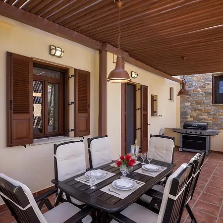 Villa Marianthi Syros, 4-bedroom With Garden, 2km Form The Sea