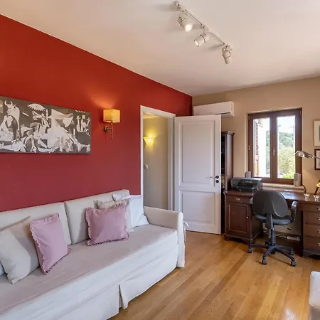 Marianthi Syros, 4-bedroom With Garden, 2km Form The Sea *