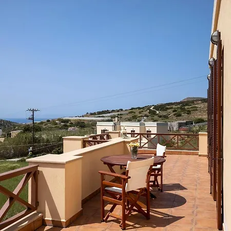 Marianthi Syros, 4-bedroom With Garden, 2km Form The Sea Parakopí