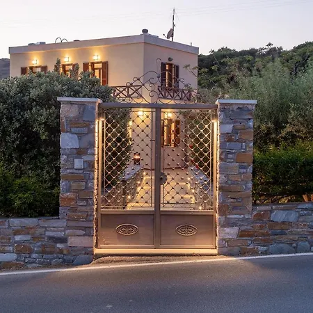 Marianthi Syros, 4-bedroom With Garden, 2km Form The Sea Parakopí