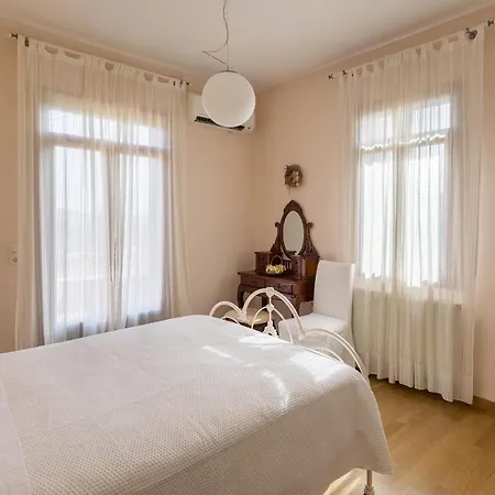 Villa Marianthi Syros, 4-bedroom With Garden, 2km Form The Sea *