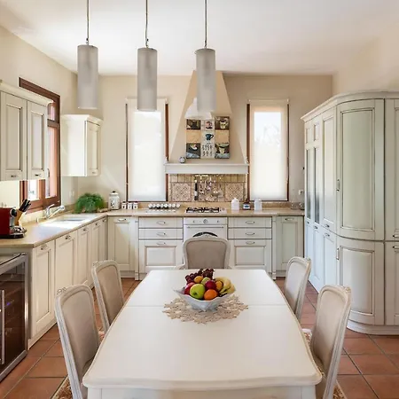 Villa Marianthi Syros, 4-bedroom With Garden, 2km Form The Sea *