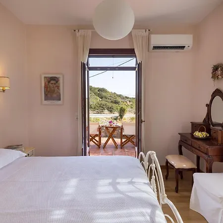 Marianthi Syros, 4-bedroom With Garden, 2km Form The Sea * Parakopí