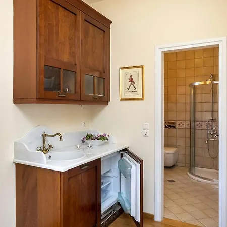Villa Marianthi Syros, 4-bedroom With Garden, 2km Form The Sea Parakopí