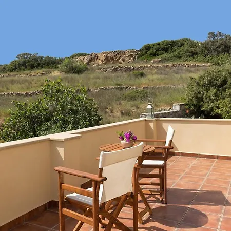 Marianthi Syros, 4-bedroom With Garden, 2km Form The Sea Parakopí