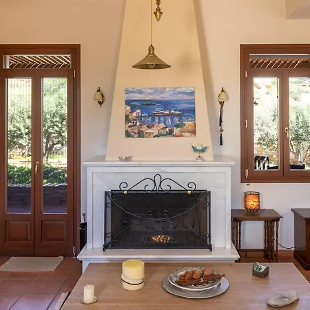빌라 Marianthi Syros, 4-bedroom With Garden, 2km Form The Sea Parakopí