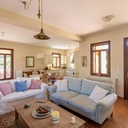 Marianthi Syros, 4-bedroom With Garden, 2km Form The Sea
