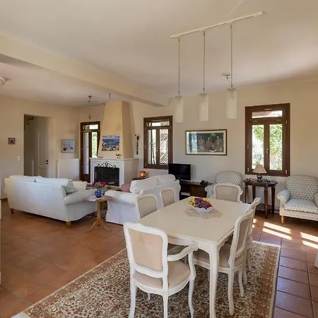 Marianthi Syros, 4-bedroom With Garden, 2km Form The Sea