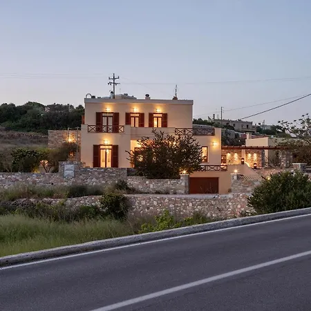 Marianthi Syros, 4-bedroom With Garden, 2km Form The Sea * Parakopí