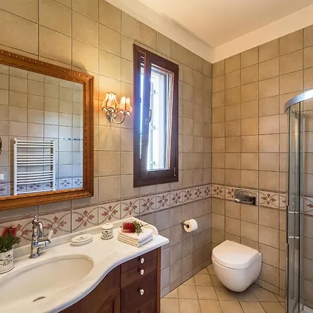 Marianthi Syros, 4-bedroom With Garden, 2km Form The Sea