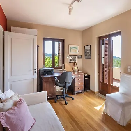 Marianthi Syros, 4-bedroom With Garden, 2km Form The Sea * Parakopí