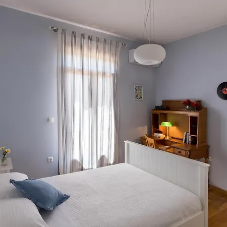 Marianthi Syros, 4-bedroom With Garden, 2km Form The Sea Parakopí