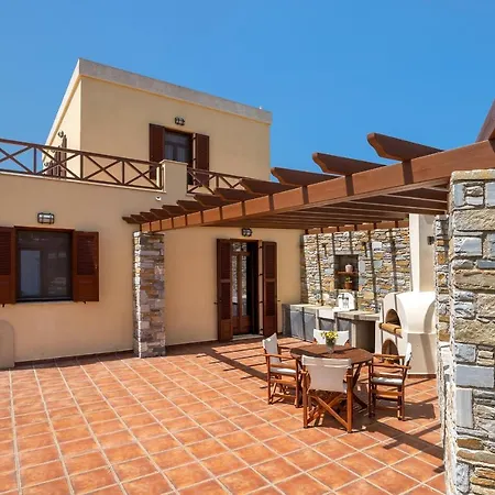 빌라 Marianthi Syros, 4-bedroom With Garden, 2km Form The Sea